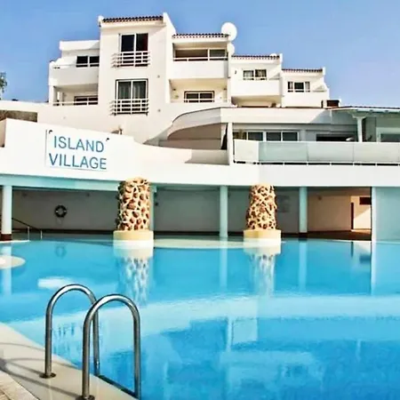 アパート Two Bedroom Apartment, Island Village Heights アデーヘ